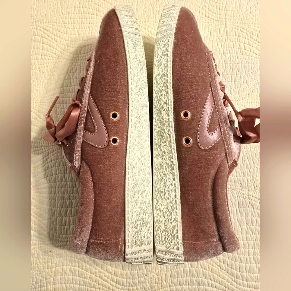 NWT Tretorn Ladies Blush Velvet Sneakers - Picture 4 of 8